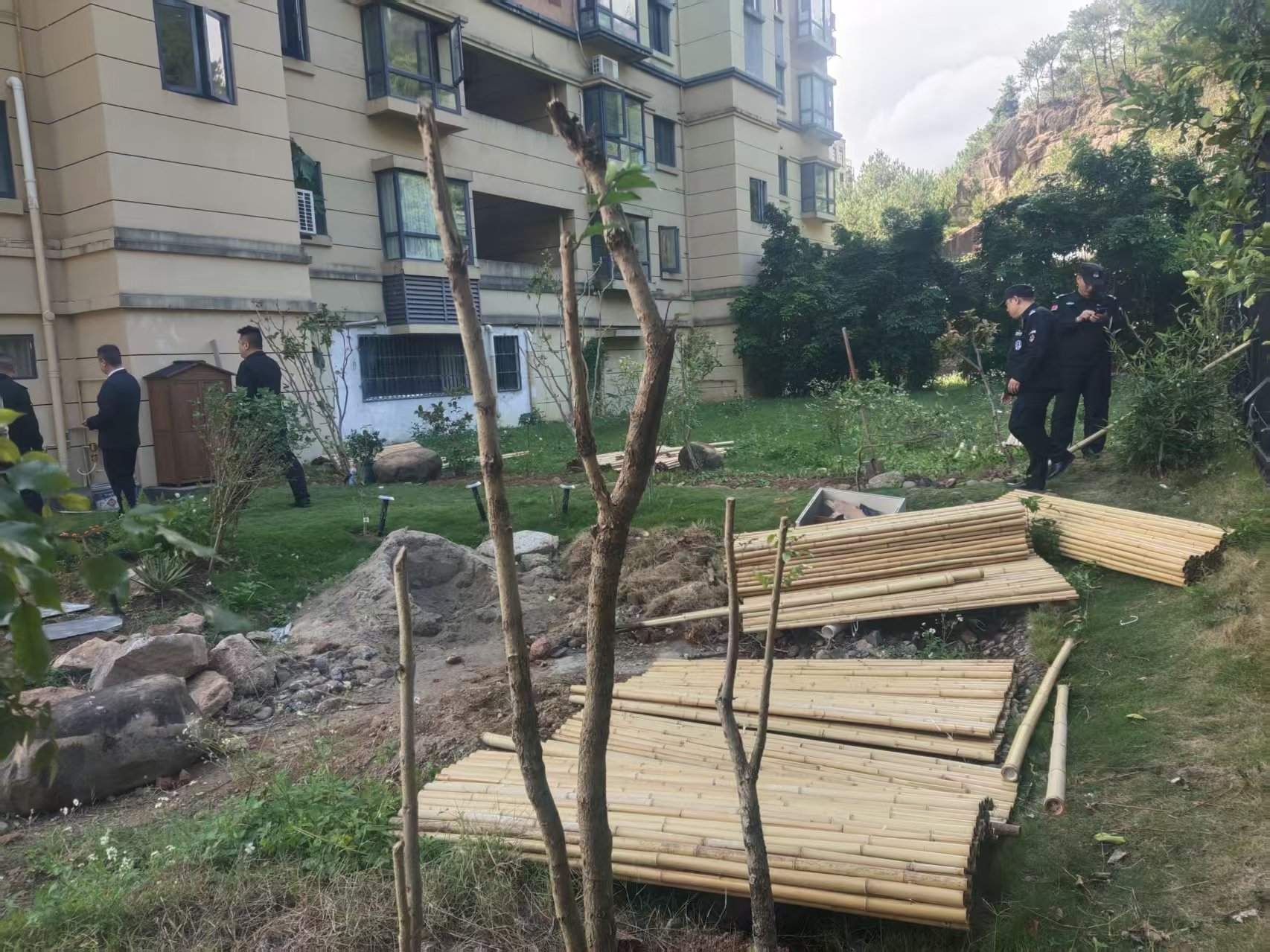工作人员拆除违建木栅栏1